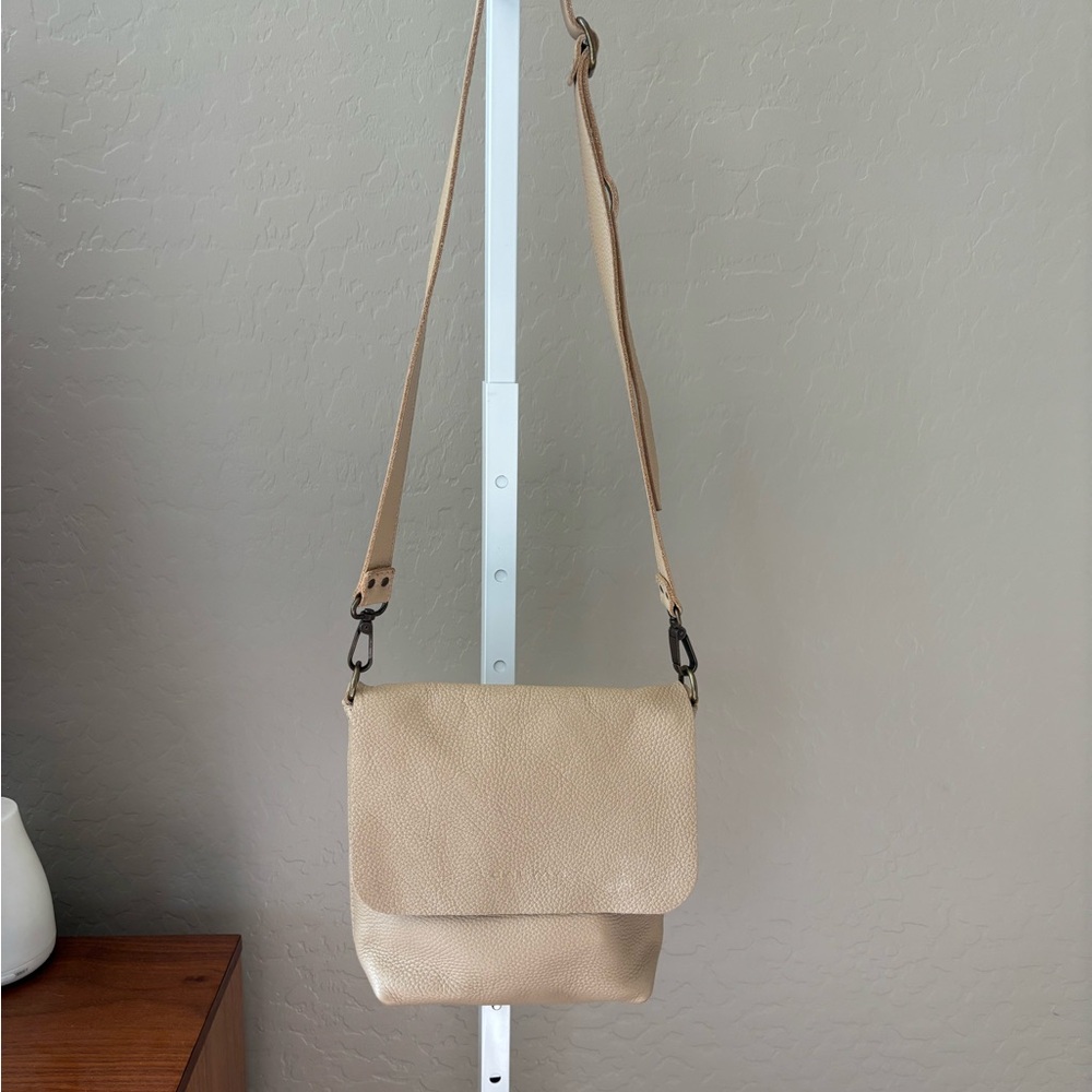 Calma Tan Leather crossbody Bag